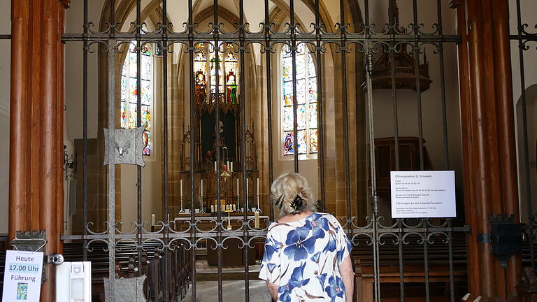 Viele Interessierte reagieren verärgert auf das geschlossene Gitter in der Sankt-Elisabeth-Kirche.