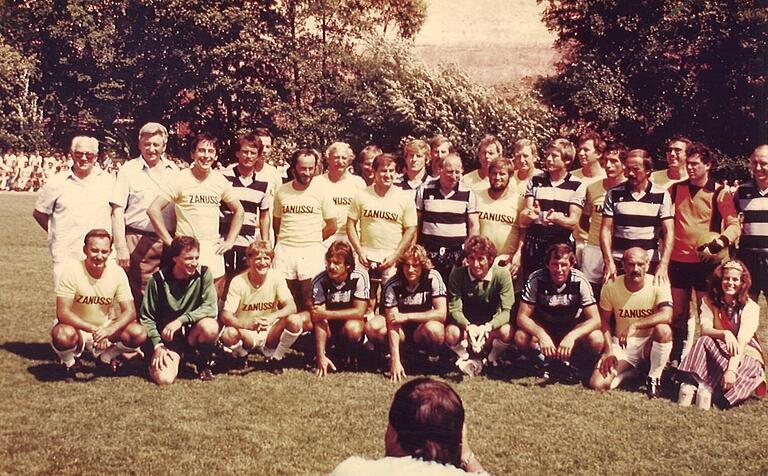 Die damalige Bierkönigin Barbara Holzer traf im Juli 1984 im Ramen eines Freundschaftsspiels in Burgsinn auf den Fußballstar Uwe Seeler. Zum Schluss gab es noch ein Erinnerungsfoto.