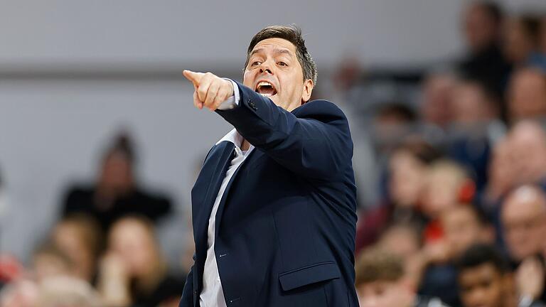 Headcoach Sasa Filipovski (Würzburg Baskets) hofft auf einen Heimsieg seiner Mannschaft gegen die EWE Baskets Oldenburg. Headcoach Sasa Filipovski (Würzburg Baskets) hofft auf einen Heimsieg seiner Mannschaft gegen die EWE Baskets Oldenburg.
