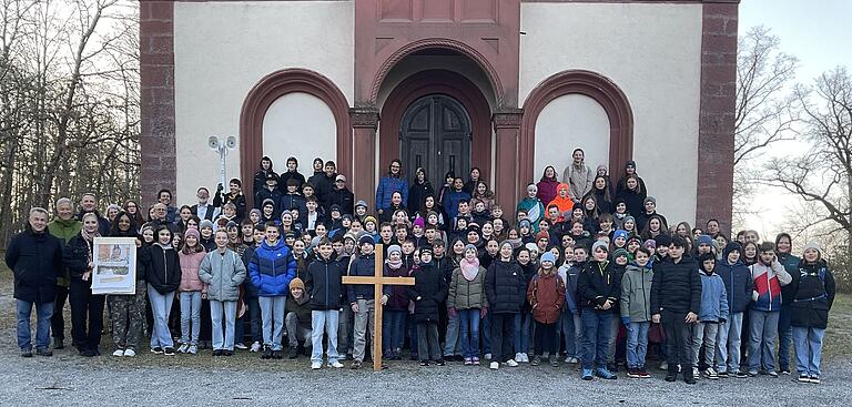 Alle 150 Teilnehmer sammeln sich beim 25. Jugendkreuzweg vor der Kreuzbergkapelle. Alle 150 Teilnehmer sammeln sich beim 25. Jugendkreuzweg vor der Kreuzbergkapelle.