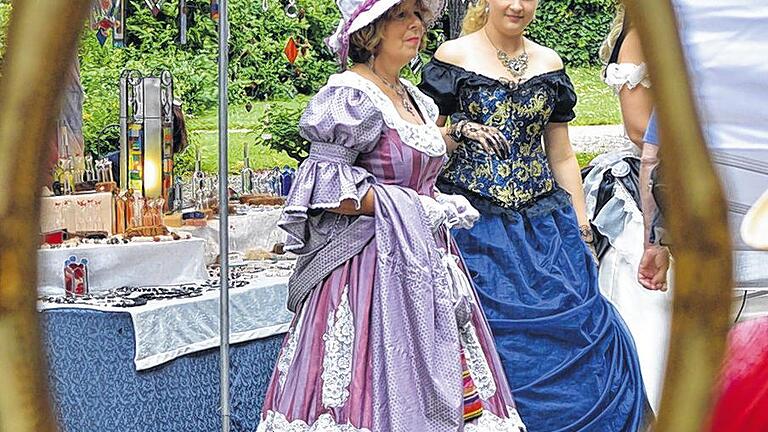 Fest im Park: Historische Gewänder