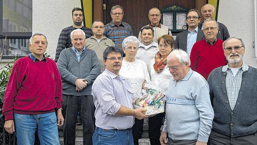 Einen komplett neuen Vorstand wählte der Partensteiner Spessartverein. Mit einem Geschenkkorb bedankte sich der neue Vorsitzende Ruthard Sieblist bei seinem Vorgänger Georg Krimm. Einen komplett neuen Vorstand wählte der Partensteiner Spessartverein. Mit einem Geschenkkorb bedankte sich der neue Vorsitzende Ruthard Sieblist bei seinem Vorgänger Georg Krimm.