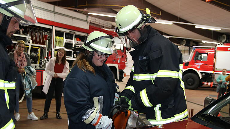 Mit der Krone Feuer gelöscht: 16 Weinprinzessinnen übten zusammen mit der Volkacher Feuerwehr