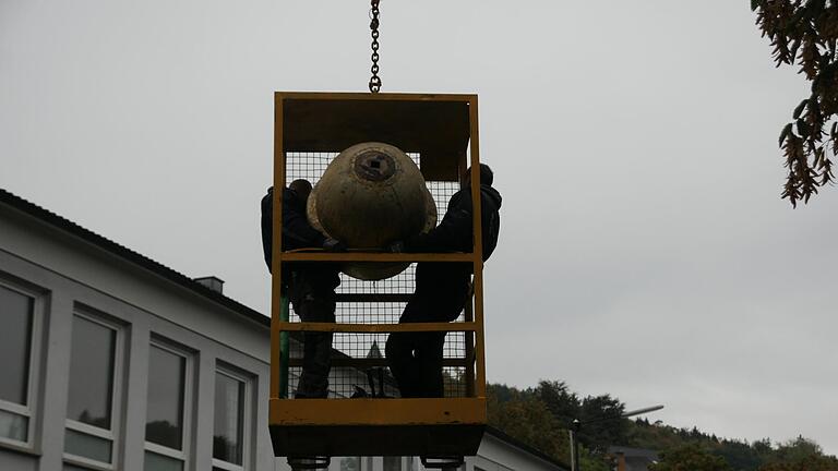 Arbeiter holten neben der Turmkugel (im Bild) das Turmkreuz und den Wetterhahn zu Boden. - Arbeiter holten neben der Turmkugel (im Bild) das Turmkreuz und den Wetterhahn zu Boden. Arbeiter holten neben der Turmkugel (im Bild) das Turmkreuz und den Wetterhahn zu Boden. - Arbeiter holten neben der Turmkugel (im Bild) das Turmkreuz und den Wetterhahn zu Boden.