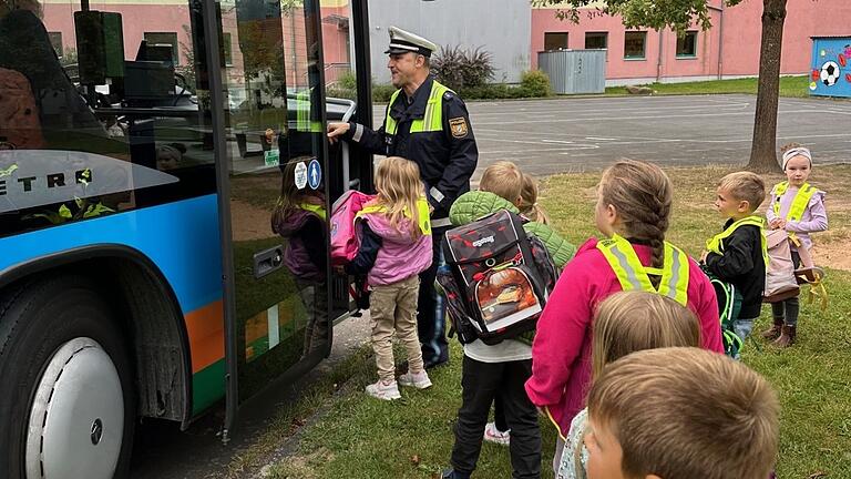 Schulbustraining der Erstklässler der Sinngrund-Grundschule Burgsinn.