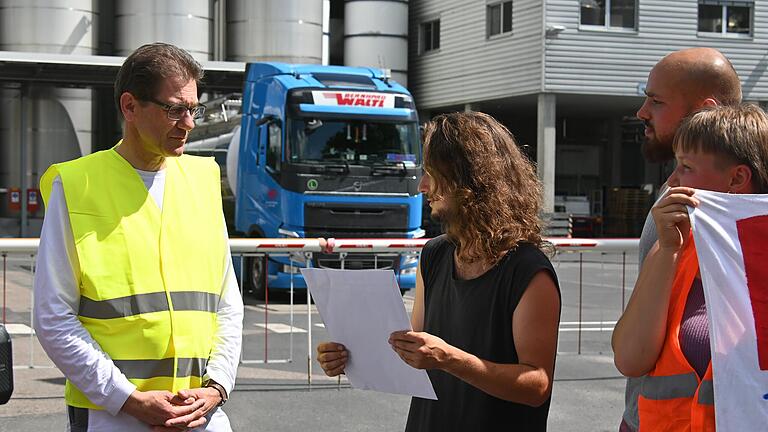 Vor dem Danone-Werk übergab Benedikt Schürzinger einen offenen Protestbrief an Werkleiter Arndt Miersch.&nbsp;