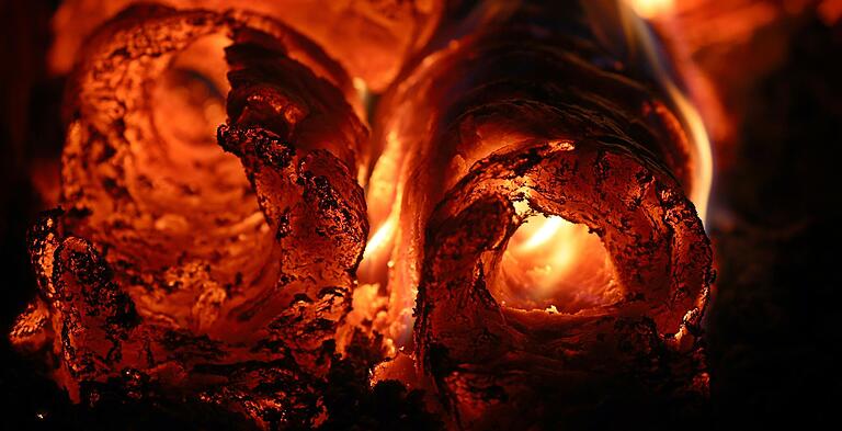 Wenn die Flammen im Holzofen gerade erloschen sind und die Glut dominiert, dann sollte Brenngut nachgelegt werden.