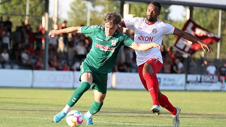 Robin Zeitler (links) vom TSV Großbardorf verteidigt den Ball gegen Saliou Sané von den Würzburger Kickers. In der zweiten Runde duellieren sich beide Mannschaften erneut – wie in den vergangenen beiden Jahren.