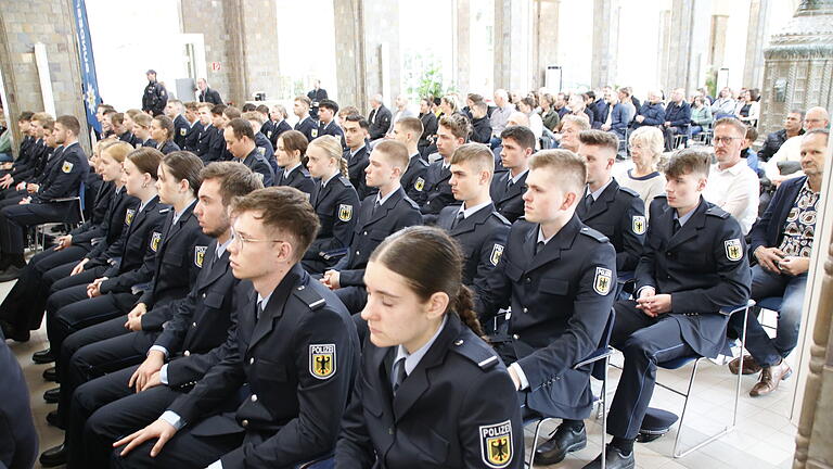 Feierliche Vereidigung von 125 künftigen Bundespolizisten in der Wandelhalle. Feierliche Vereidigung von 125 künftigen Bundespolizisten in der Wandelhalle.