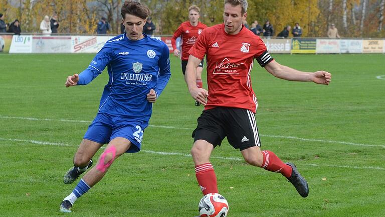 Torjäger Peter Schebler (rechts), hier gestört vom Würzburger Hannes Schöner, brachte den SV Birkenfeld vom Elfmeterpunkt in Führung.