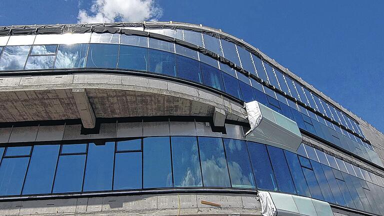 Handschrift Zaha Hadid: Der elegant geschwungene, knapp 19 Millionen Euro teure Neubau des Fraunhofer-Instituts. Die transparente Fensterfassade ist bereits fertiggestellt.THOMAS OBERMEIER