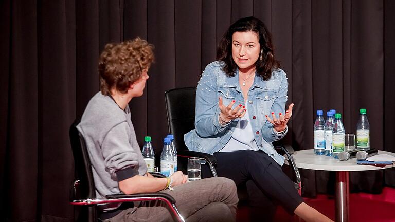 Die unterfränkische Digitalpolitikerin Dorothee Bär diskutierte in Karlstadt (Lkr. Main-Spessart) mit Jakob Blasel, der in Kiel die ersten Fridays-for-Future-Proteste mitorganisiert hat.