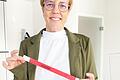 Susanne Keller vom Stadtmarketing Karlstadt mit einem Muster-Kontrollband.