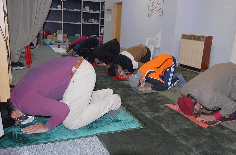 Der Imam der Ahmadiyya-Gemeinde, Shergil Ahmed Khan (vorne links) richtete im Ramadan oftmals Ansprachen an seine Mitbrüder und verneigte sich mit ihnen vor Allah. Der Imam der Ahmadiyya-Gemeinde, Shergil Ahmed Khan (vorne links) richtete im Ramadan oftmals Ansprachen an seine Mitbrüder und verneigte sich mit ihnen vor Allah.