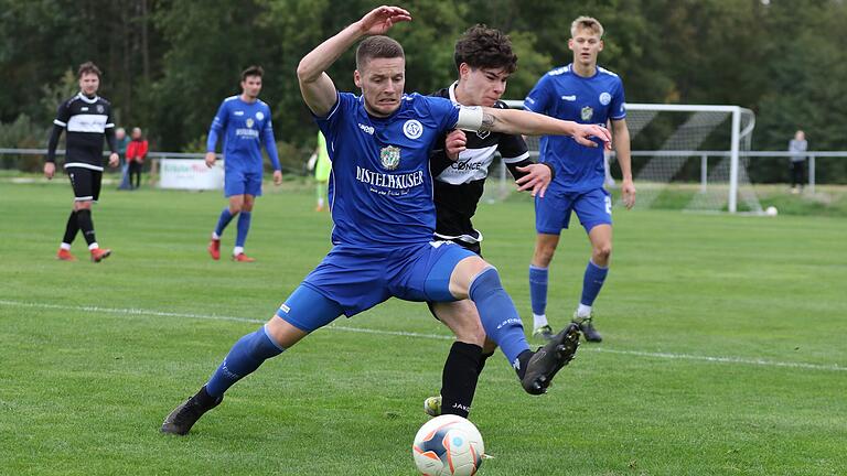 Dennie Michel (vorne) vom FV 04 Würzburg im Zweikampf mit Joel Flores Vega vom FC Geesdorf. Beim Aufsteiger verloren die Würzburger nach einer schwachen ersten Halbzeit. Um zu gewinnen, brauche es Grundtugenden wie Laufen und Kämpfen, fordert FV-Trainer Harald Funsch vor dem anstehenden Heimspiel. Dennie Michel (vorne) vom FV 04 Würzburg im Zweikampf mit Joel Flores Vega vom FC Geesdorf. Beim Aufsteiger verloren die Würzburger nach einer schwachen ersten Halbzeit. Um zu gewinnen, brauche es Grundtugenden wie Laufen und Kämpfen, fordert FV-Trainer Harald Funsch vor dem anstehenden Heimspiel.