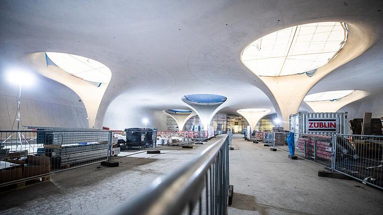 Stuttgart21.jpeg       -  Tageslicht fällt durch die Lichtaugen des neuen Stuttgarter Hauptbahnhofs - Passagiere müssen auf diesen Anblick jedoch länger warten als gedacht.