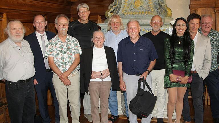 Nach dem Empfang durch die Stadt Kitzingen stellten sich einige der Künstler der Ausstellung 'Die Farbe grün' dem Fotografen: (von links) Klaus Christof, OB Stefan Güntner, Vorsitzender Hermann Diez, Manfred Hönig, Jo Niklaus, Udo Winkler, Dieter Böhn, Wolfgang Harms, Diana Ham, Michael Maschka und Gunter Will. Nach dem Empfang durch die Stadt Kitzingen stellten sich einige der Künstler der Ausstellung 'Die Farbe grün' dem Fotografen: (von links) Klaus Christof, OB Stefan Güntner, Vorsitzender Hermann Diez, Manfred Hönig, Jo Niklaus, Udo Winkler, Dieter Böhn, Wolfgang Harms, Diana Ham, Michael Maschka und Gunter Will.