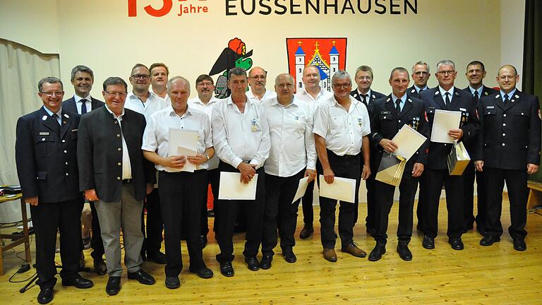 Sie wurden für ihre 40-jährige Mitgliedschaft bei der Eußenhäuser beziehungsweise der Mellrichstädter Feuerwehr ausgezeichnet. Mit auf dem Bild: der stellvertretende Landrat Josef Demar (Dritter von links) sowie Bürgermeister Michael Kraus (Zweiter von links). Sie wurden für ihre 40-jährige Mitgliedschaft bei der Eußenhäuser beziehungsweise der Mellrichstädter Feuerwehr ausgezeichnet. Mit auf dem Bild: der stellvertretende Landrat Josef Demar (Dritter von links) sowie Bürgermeister Michael Kraus (Zweiter von links).