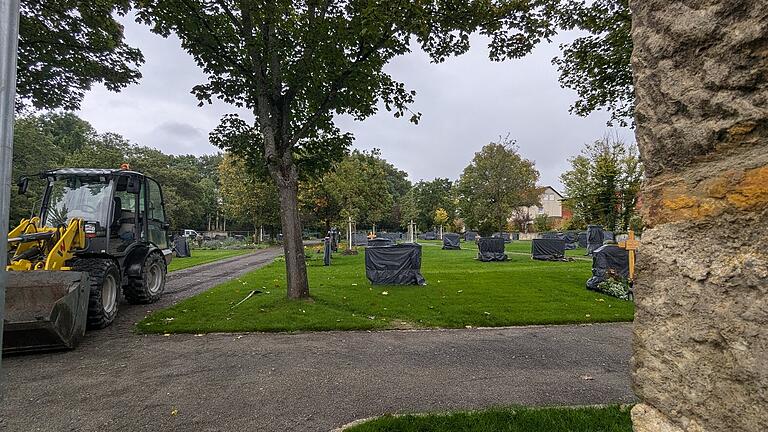 Sanierung Friedhof Münnerstadt       -  Letzte Arbeiten vor der Öffnung am sanierten Teil des Friedhofs.