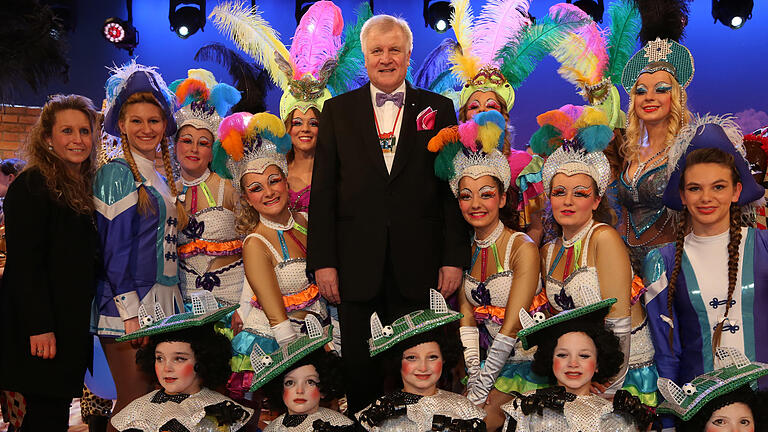 Was wäre &bdquo;Fastnacht in Franken&ldquo; ohne das „blaue Klääd“?       -  Horst Seehofer bei &bdquo;Fastnacht in Franken&ldquo; 2016.