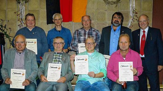 Für 40 Jahre im Verein geehrt wurden (vorne, von links) Herbert Meißner, Johann Weber, Norbert Bähr, Anton Lutz sowie (hinten, von links) Werner Bayer, Georg Göb, Bernd Wagenhäuser und Harald Appel. Vorsitzender Leo Weinig sprach seinen Dank aus.