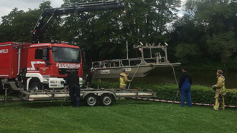 Ende Juni erst wurden zwei Brandbomben – Blindgänger aus dem Zweiten Weltkrieg – vom Grund des Sennfeld Badesees geborgen. Das Bild zeigt, wie das Spezialboot zu Wasser gelassen wurde. Nun ist der See wieder gesperrt, nachdem erneut Gasblasen gemeldet und gefilmt wurden. Ende Juni erst wurden zwei Brandbomben – Blindgänger aus dem Zweiten Weltkrieg – vom Grund des Sennfeld Badesees geborgen. Das Bild zeigt, wie das Spezialboot zu Wasser gelassen wurde. Nun ist der See wieder gesperrt, nachdem erneut Gasblasen gemeldet und gefilmt wurden.