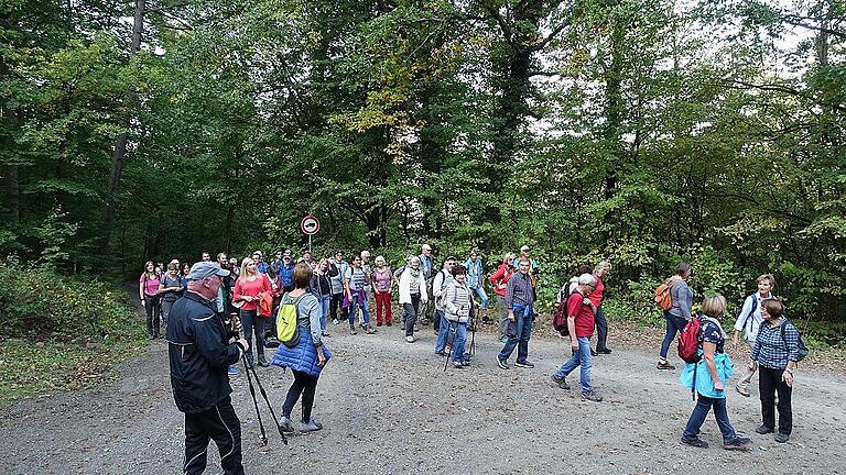 Wo sich unterwegs nach schmalem Weg Platz bot, ließ die Spitze der Wandergruppe das Ende wieder aufschließen.