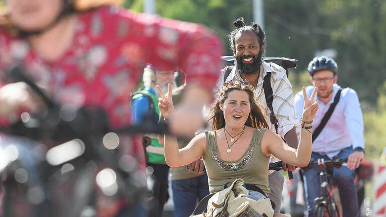 Verkehrsbündnis für Würzburg       -  Gut 100  Radfahrerinnen und Radfahrer überqueren am Donnerstag (27.04.19) im Rahmen einer Demonstration für den nichtmotorisierten Zweiradverkehr symbolisch auf einem roten Teppich die Löwenbrücke in Würzburg. Die Demonstranten  kritisieren die prekäre Sicherheitslage für Radfahrer auf der Brücke und fordern bessere Bedingungen für Radfahrer in Würzburg.