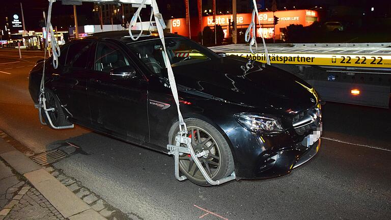 Festnahme im Raserunfall: Ermittlungen wegen versuchten Mordes       -  Mit diesem Mercedes war der Raser unterwegs.