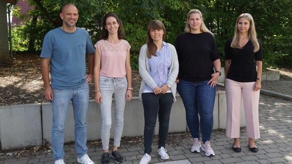 Das Foto zeigt (von links): Schulleiter Thorsten Stöhr, Philine Neumann, Sarah Strobel, Simone Schuster und Ann-Katrin Freiberger.