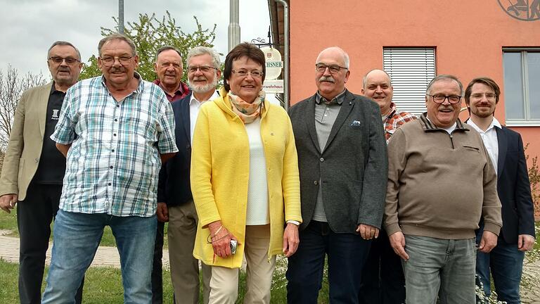 Peter Fersch, Kreisgeschäftsführer des VdK Kitzingen (rechts), freut sich über einen frisch gewählten neuen Vorstand des Ortsverbands Iphofen (von links): Klaus Scheller, Ferdinand Ruft, Walter Düll, Manfred Niksch, Sonja Pfriem, Rainer Lorenz, Thomas Zink und Michael Schimmel.