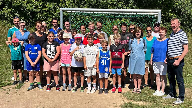 Bürgermeister Peter Juks (rechts), Claudia Börner und Stadträtin Ingrid Stryjski freuten sich mit Kindern der Ochsenfurter Westsiedlung und deren Eltern über die Kleinfeldtore auf ihrem Bolzplatz.