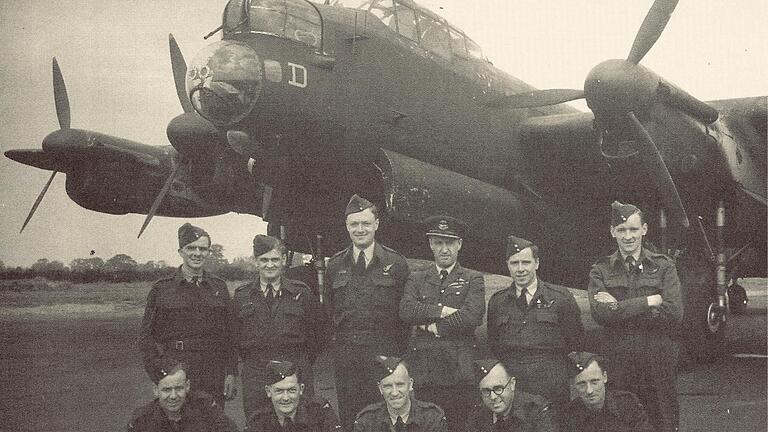 Ein Foto aus Peter Johnsons Autobiographie. Es zeigt ihn stehend als Vierten von links mit seiner Flug- und Bodencrew vor einem Lancaster-Flugzeug, das an dem Angriff auf Würzburg beteiligt war.