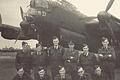 Ein Foto aus Peter Johnsons Autobiographie. Es zeigt ihn stehend als Vierten von links mit seiner Flug- und Bodencrew vor einem Lancaster-Flugzeug, das an dem Angriff auf Würzburg beteiligt war.