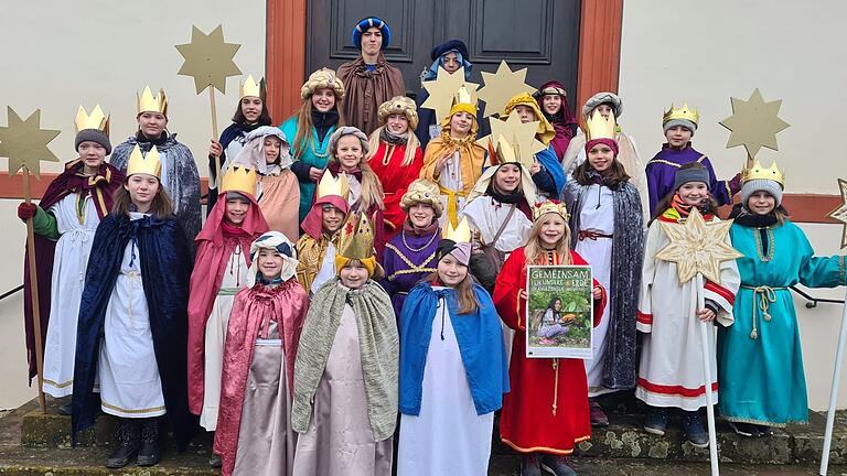 Die Sternsinger aus Hafenlohr und Bergrothenfels. Auf dem Bild zu sehen sind Leopold, Konstantin, Lina, Jule, Helena, Tom, Maximilian, Luis, Leo, Ida, Emily, Hannah, Sophie, Béla, Sophia, Emma, Romy, Marie, Annika, Lotta, Elsa, Hanna, Klara, Emmi, Leonie und Fabienne.