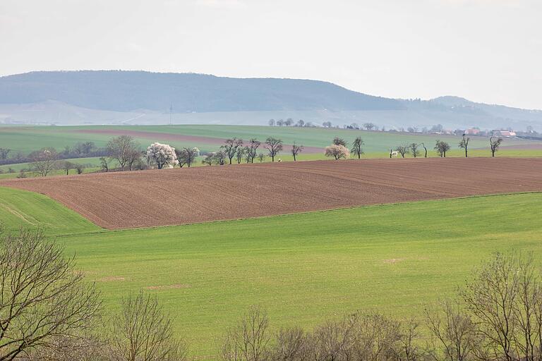 Vorbei an Feldern und Flur mit weiten Aussichten.