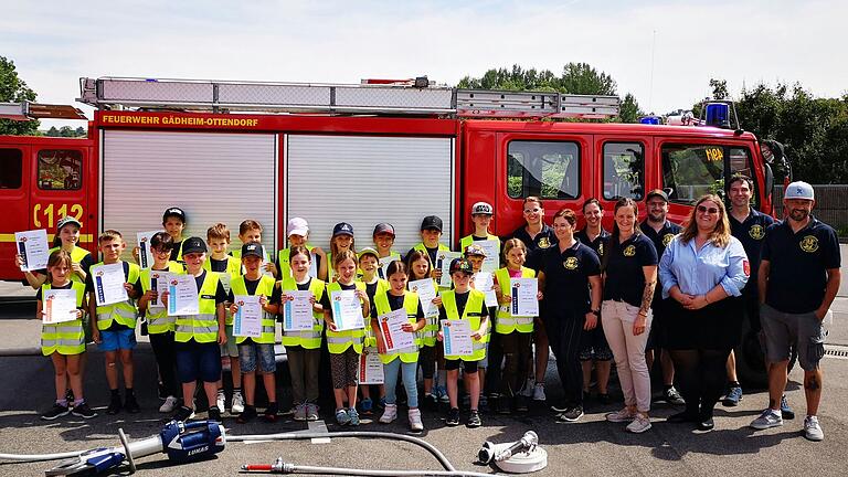 Mit Stolz halten die 'Löschdrachen' der Kinderfeuerwehr Gädheim-Ottendorf ihre Urkunden zur bestandenen 'Kinderflamme', die sie zuvor vom 2. Kommandanten Stefan Kuhn (Zweiter von rechts) und der Kinderfeuerwehrbeauftragten Katharina Biertempfel von der Kreisjugendfeuerwehr Haßberge überreicht bekamen.