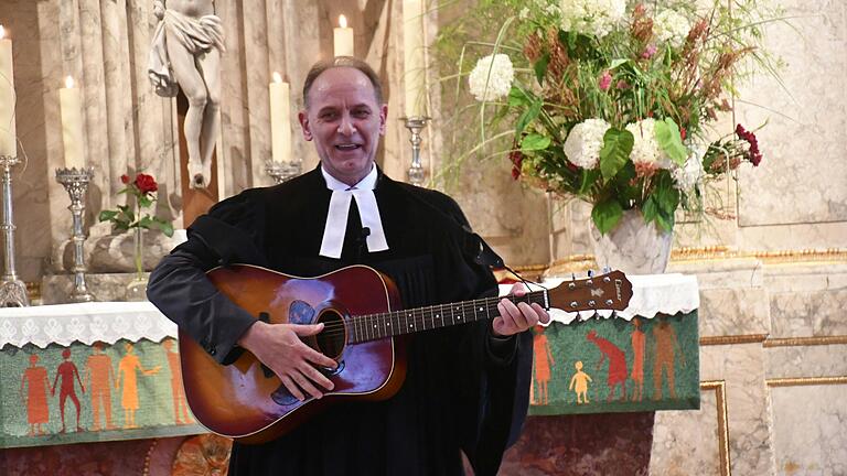 Im Gottesdienst griff Dekan Günther Klöss-Schuster beim Kanon selbst zur Gitarre.