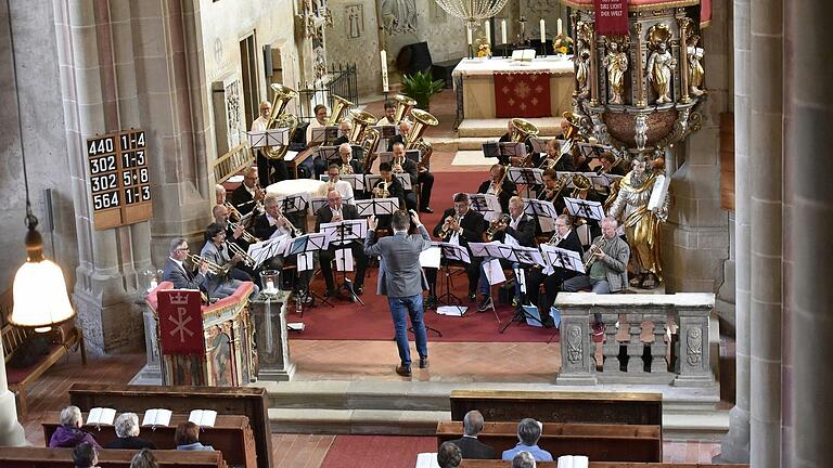 Im Sonntaggottesdienst in der Marienkirche zeigten die Teilnehmer des Workshops, dirigiert von einem 'Classic Brass' Bläser, ihr Können