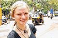 Inas Welt: Ina Schebler in Indien vor einem Tucktuck.