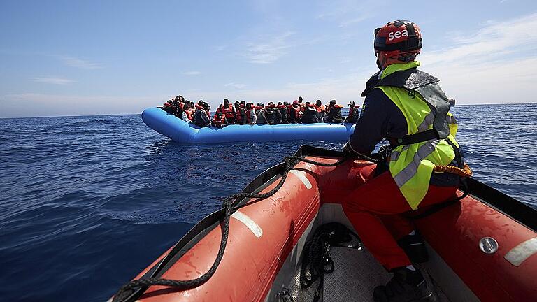 Deutsche Seenotretter nehmen Migranten auf       -  Migranten auf einem Schlauchboot werden von Mitarbeitern der Hilfsorganisation Sea-Eye vor der Küste Libyens gerettet.