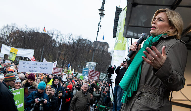 Julia Klöckner (CDU), Bundesministerin für Ernährung und Landwirtschaft, spricht bei einer Protestaktion von Bauern gegen das Agrarpaket der Bundesregierung vor dem Brandenburger Tor - und erntete viele Pfiffe.&nbsp;