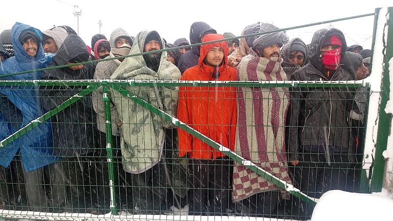 Frierende Geflüchtete im Schneesturm nach dem&nbsp;Brand im bosnischen Flüchtlingslager Lipa bei Bihac.