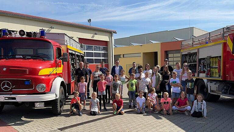 Viel zu entdecken gab es für die Teilnehmer des Ferienprogramms bei der Feuerwehr Sand. Empfangen wurden die Kinder durch Jugendwart Frank Winkler (hinten links) sowie zweiten Bürgermeister und Jugendbeauftragten Julian Müller (hinten, fünfter von links).