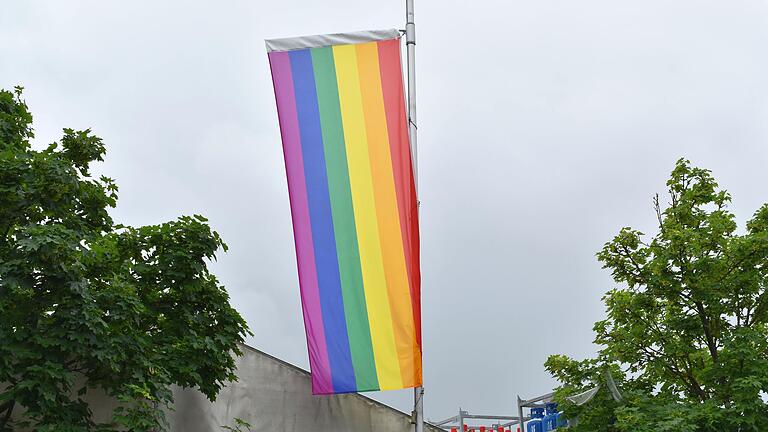 Die Regenbogenfahne (Archivfoto) gilt als das Symbol von LGBTQIA+.