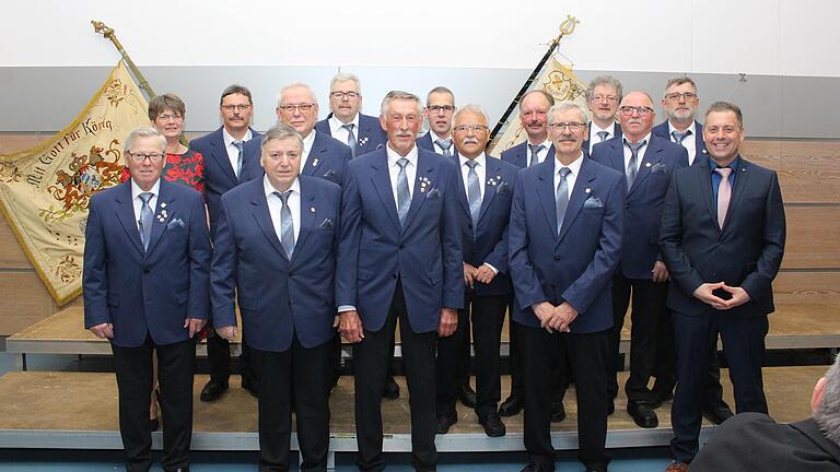 Gruppenfoto nach der Ehrung: (von links) Siegbert Mauckner, 2. Vorständin Doris Dorsch, Gerhard Rapp, Roman Schimmel, Erhard Ixmeier, Anton Schmitt, Peter Mergenthaler, Wolfang Fröhlich, Franz-Josef Dorsch, Franz-Josef Haupt, Richard Mergenthaler, Stephan Eitel, Horst Haupt, Günter Hein und 1. Vorstand Timo Engelmann. Gruppenfoto nach der Ehrung: (von links) Siegbert Mauckner, 2. Vorständin Doris Dorsch, Gerhard Rapp, Roman Schimmel, Erhard Ixmeier, Anton Schmitt, Peter Mergenthaler, Wolfang Fröhlich, Franz-Josef Dorsch, Franz-Josef Haupt, Richard Mergenthaler, Stephan Eitel, Horst Haupt, Günter Hein und 1. Vorstand Timo Engelmann.