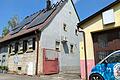 Blick auf das Haus von Stadt- und Kreisrat Uwe Hartmann in Etwashausen, das am Samstag gebrannt hat. Davor steht der Smart mit Bayernpartei-Aufdruck, dessen Vorgänger nach dem Anschlag im Februar 2022 ausgebrannt war.
