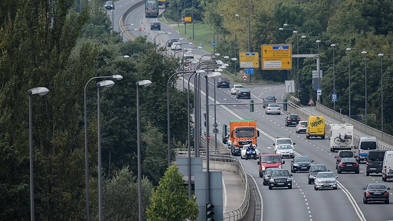 An der B19 auf der Konrad-Adenauer-Brücke stadteinwärts an der Ausfahrt Kieseläckerweg/Lehmgrubensiedlung (Archivbild) wird einer von drei stationären Blitzern installiert.