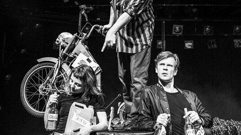 Das Landestheater Tübingen begeisterte im Evangelischen Gemeindehaus mit seinen Dorfpunks.