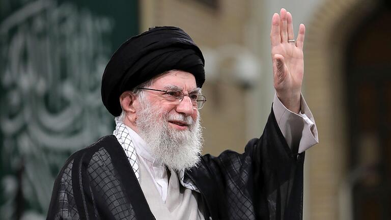 Nahostkonflikt - Irans Religionsführer Chamenei - Die USA haben Irans Religionsführer Ajatollah Ali Chamenei vor einem erneuten Angriff auf Israel gewarnt. Nahostkonflikt - Irans Religionsführer Chamenei - Die USA haben Irans Religionsführer Ajatollah Ali Chamenei vor einem erneuten Angriff auf Israel gewarnt.